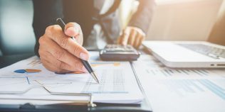 Cumulul pensiei cu salariul la stat, schimbat. Cum se pot angaja pensionarii fără să își piardă venitul