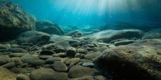 Roci scoase din adâncul oceanului au luat foc singure în laborator. Descoperirea care complică planurile pentru mineritul submarin