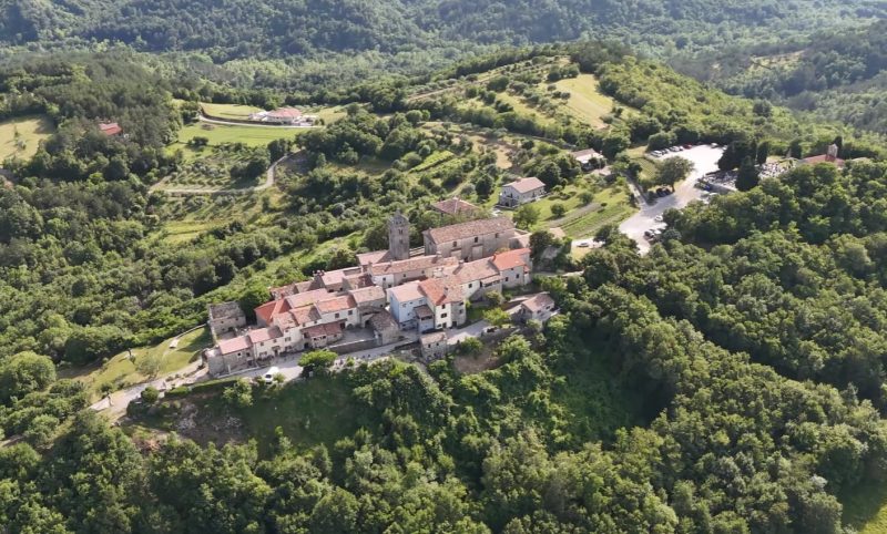 Doi români au ajuns în cel mai mic oraș din lume, aproape de România – are doar 30 de locuitori