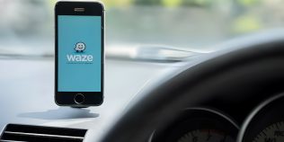 Cum faci Waze să pornească automat când conectezi telefonul la mașină. Setarea care te scapă de deschiderea aplicației la fiecare drum