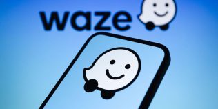 Waze întoarce Android Auto împotriva șoferilor. Bug-ul care te împinge să folosești telefonul la volan