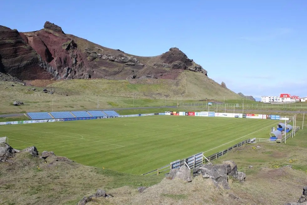 Stadionul Hásteinsvöllur din Islanda.
