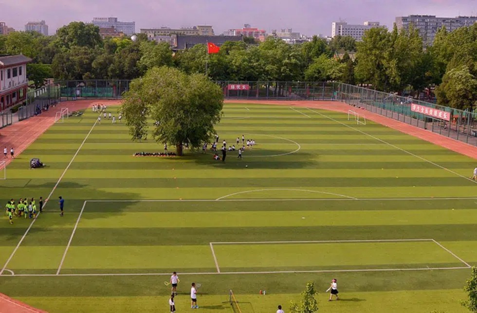 Terenul de fotbal al liceului Yucai din Beijing, China