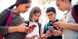 UE înăsprește regulile: platformele, obligate să protejeze mai bine copiii în mediul online