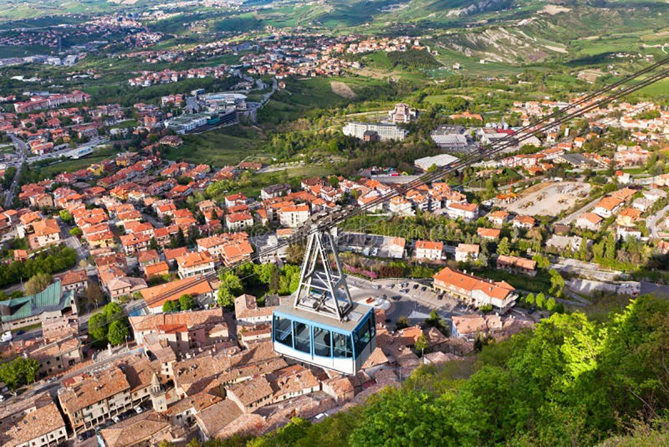 Borgo Maggiore, aflat la poalele Muntelui Titano din San Marino, poate fi accesat cu ajutorul unei telecabine panoramice