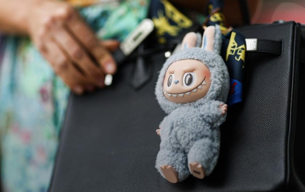 Rusia declară război păpușilor Labubu, dar are o mică problemă. Care este contextul în care rușii s-au supărat “foc” pe păpușa chinezească