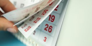 Cine are liber şi în Vinerea Mare în 2026. Condiţia pusă de angajatori pentru salariaţi