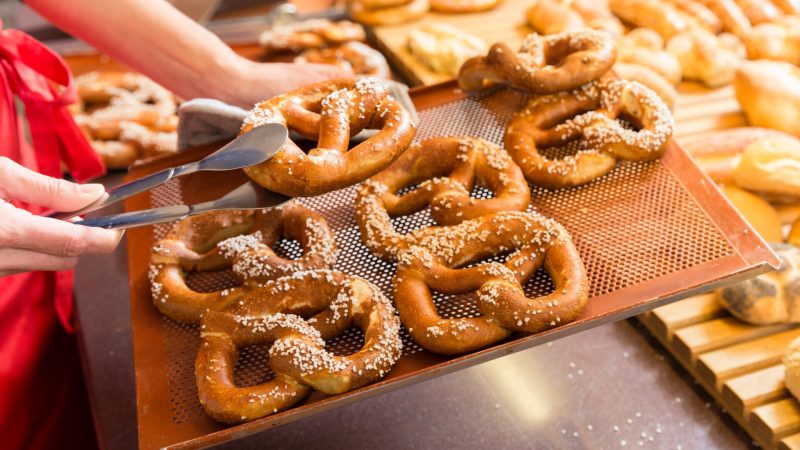 Ce conţin covrigii şi merdenelele de la covrigării: pericolul din spatele gustărilor rapide