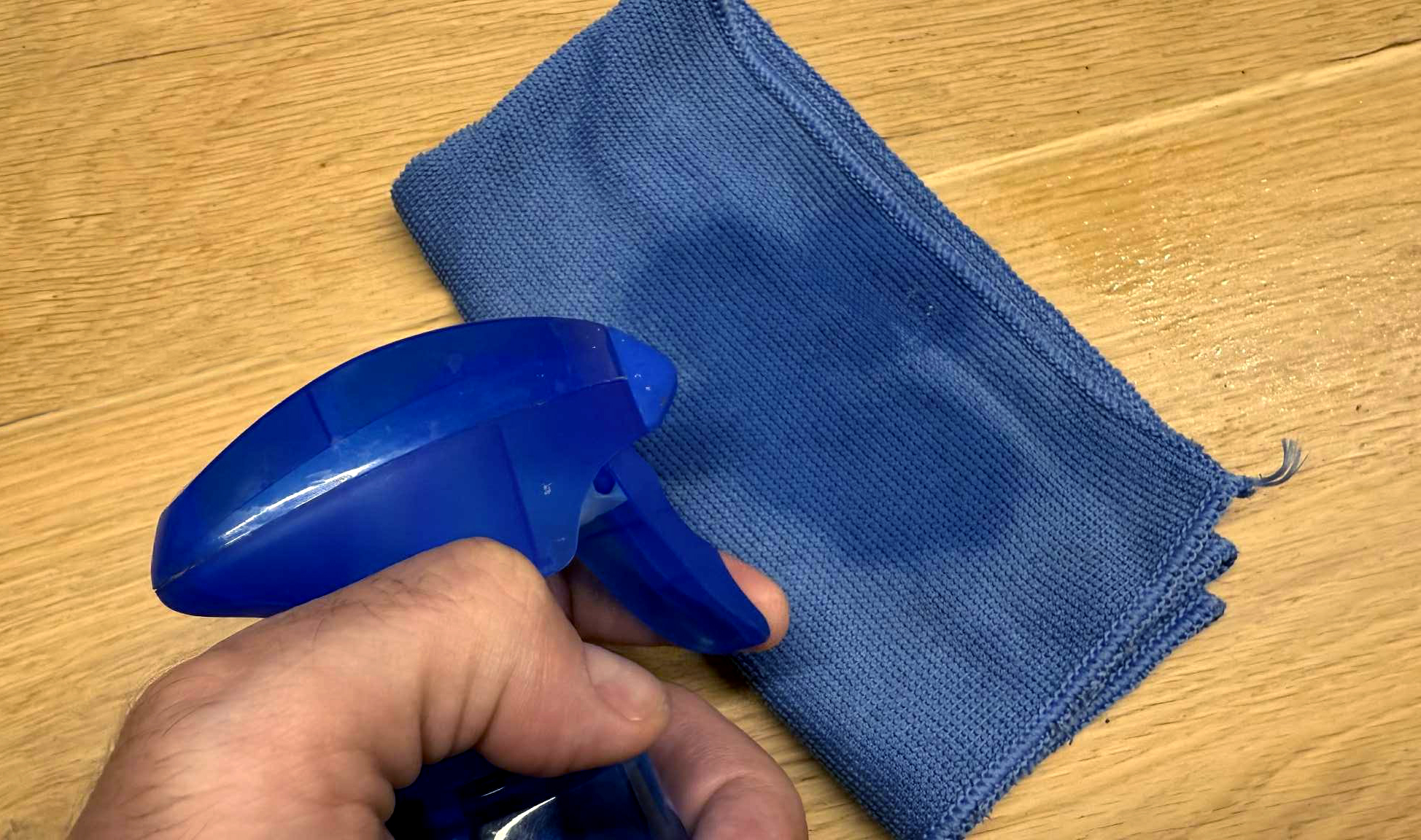 Laveta si substante chimice in solutia pentru sters ecranele