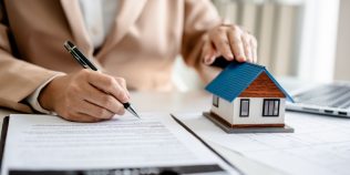 Ce trebuie să știi înainte să treci casa pe numele copilului. Greșeala pe care o fac mulți români
