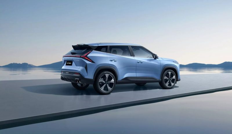 Revoluție neașteptată în auto: șeful Geely spune că electricele sunt prea grele, iar metanolul ar putea schimba tot jocul