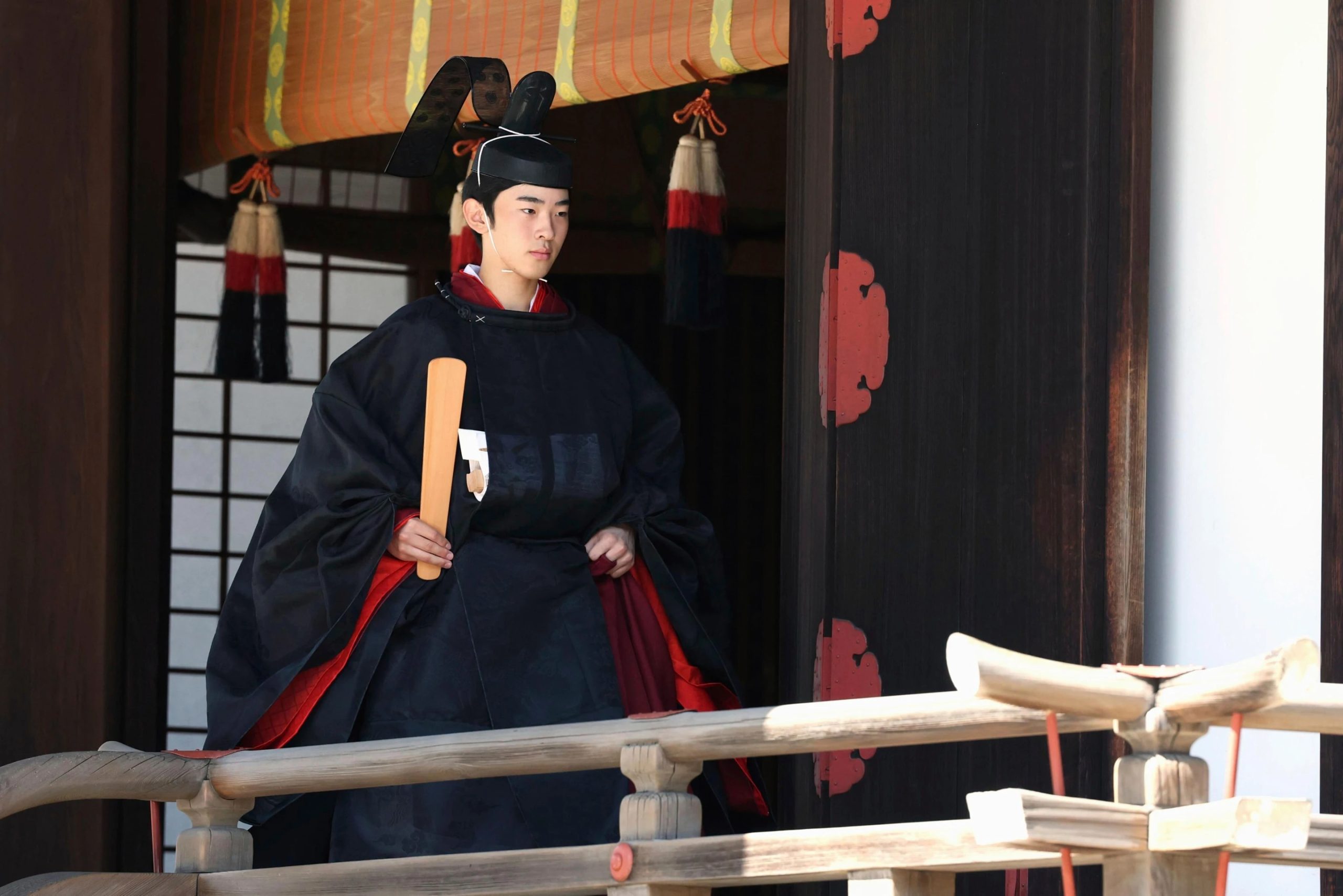 Prințul japonez Hisahito, în ținută ceremonială neagră de adult, fotografiat în Palatul Imperial din Tokyo, sâmbătă, în timpul riturilor de majorat.