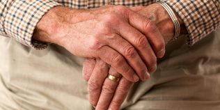 Peste 4.400 de apeluri la Telefonul Vârstnicului. Singurătatea și lipsa sprijinului apasă tot mai greu asupra seniorilor