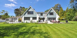 Schimbare importantă pentru proprietari. Ce se întâmplă cu terenurile caselor construite înainte de 1990