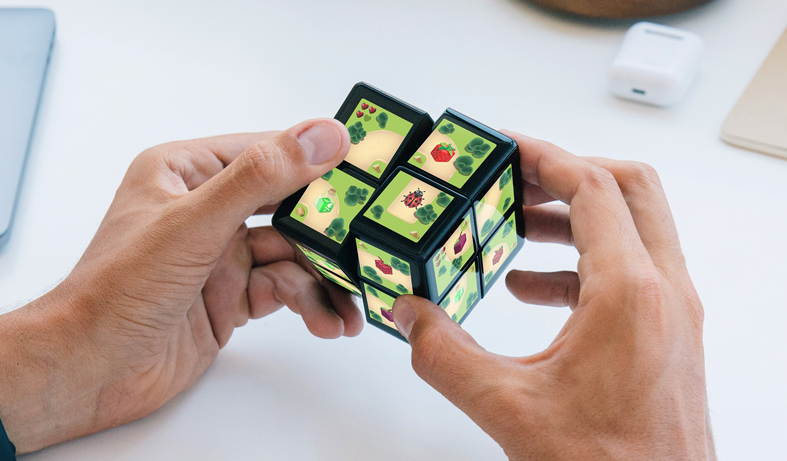 Cubul Rubik devine un gadget digital: puzzle clasic, gaming modern și ...