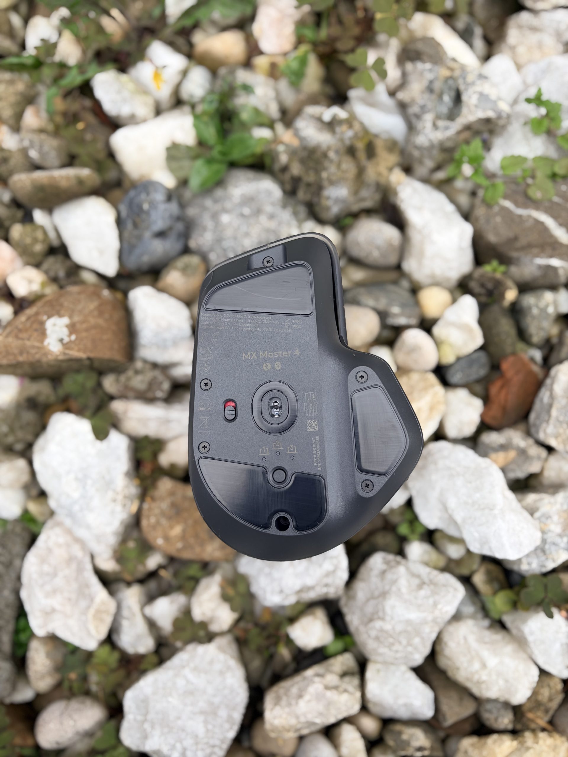 Logitech MX Master 4  funcționează cu trei dispozitive pe care le poți alterna folosind butonul de dedesubt