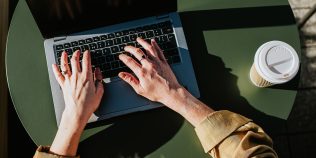 România, campioana mersului la birou: joburile remote dispar, dar românii lucrează de acasă pentru străini