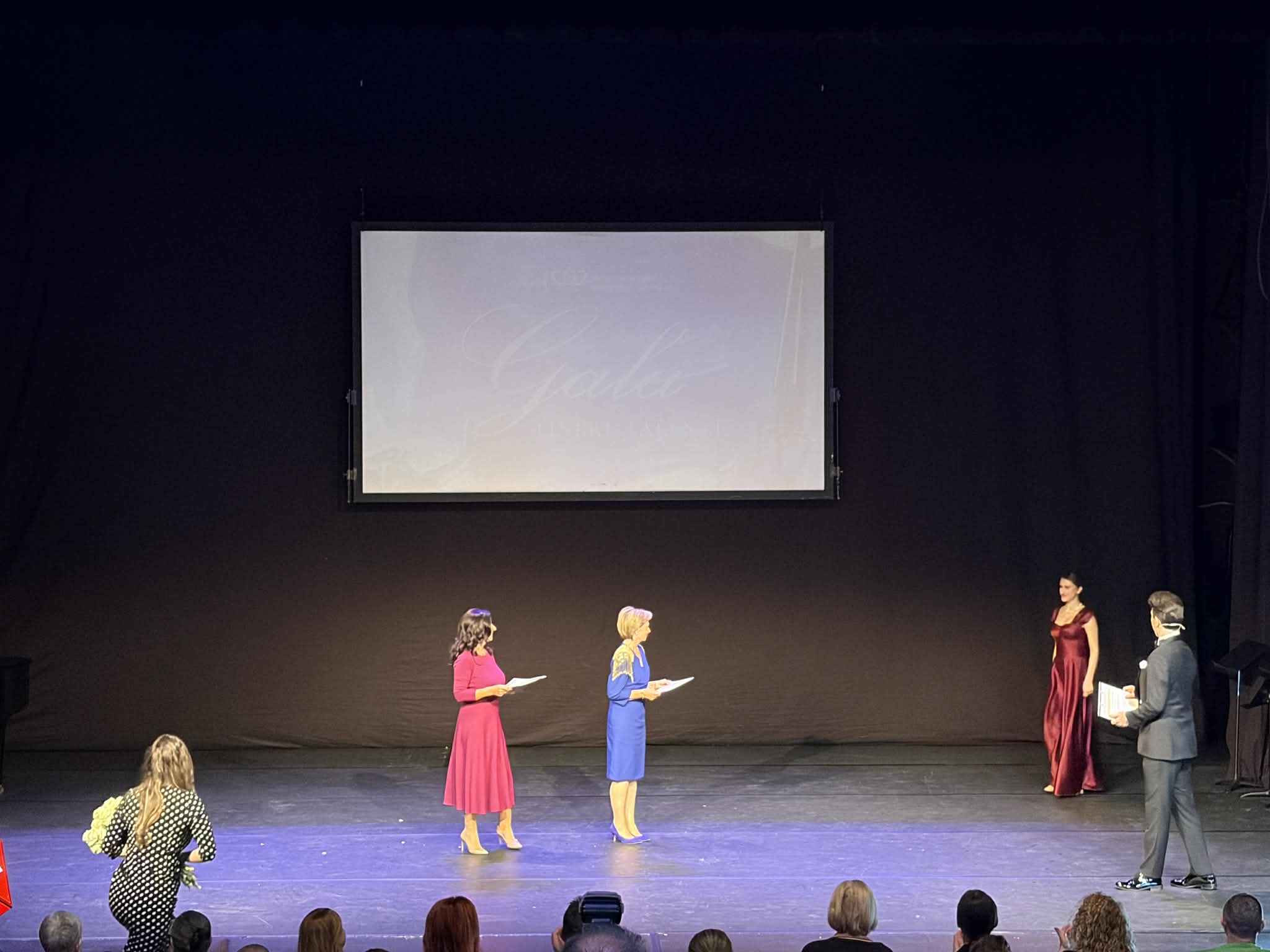 Alexandra Dumitrache, la Gala Tinere Talente, în momentul în care a primit diploma de la Principesa Sofia.Sursa foto: Playtech