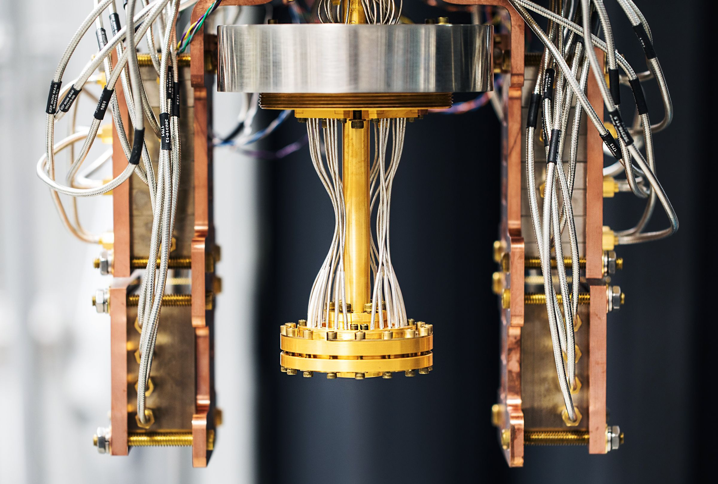 Echipamente de calcul cuantic într-un laborator, cu cabluri criogenice, module de control și instrumente de măsură în prim-plan.