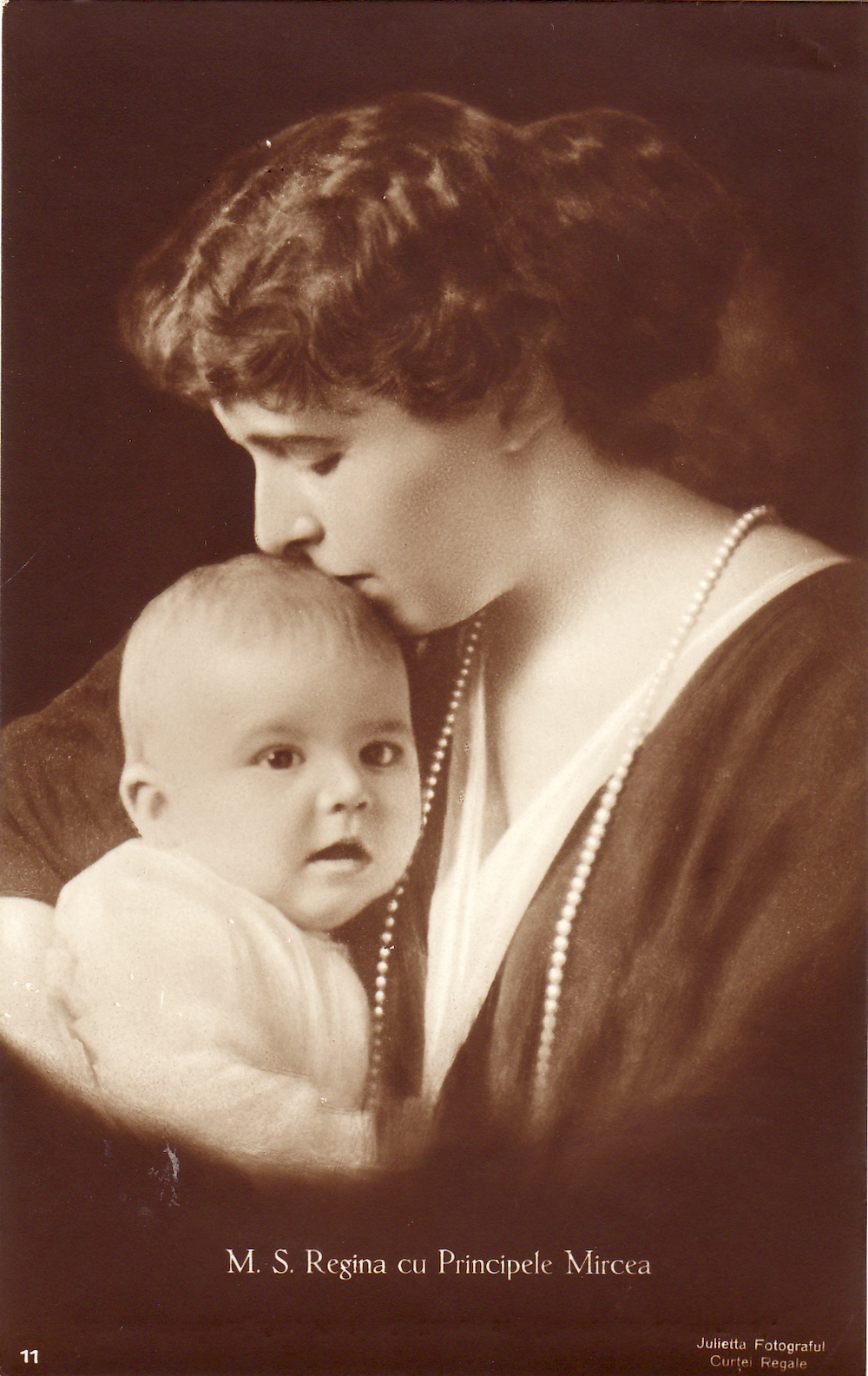 Regina Maria a României alături de mezinul ei, Principele Mircea. Foto casamajestatiisale.ro