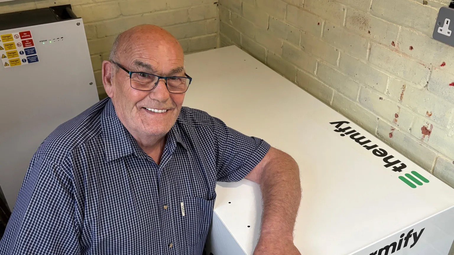 Terrence Bridges spune că „nu are ce să reproșeze sistemului de încălzire”, care captează căldura generată de peste 500 de mini-calculatoare ce procesează date.