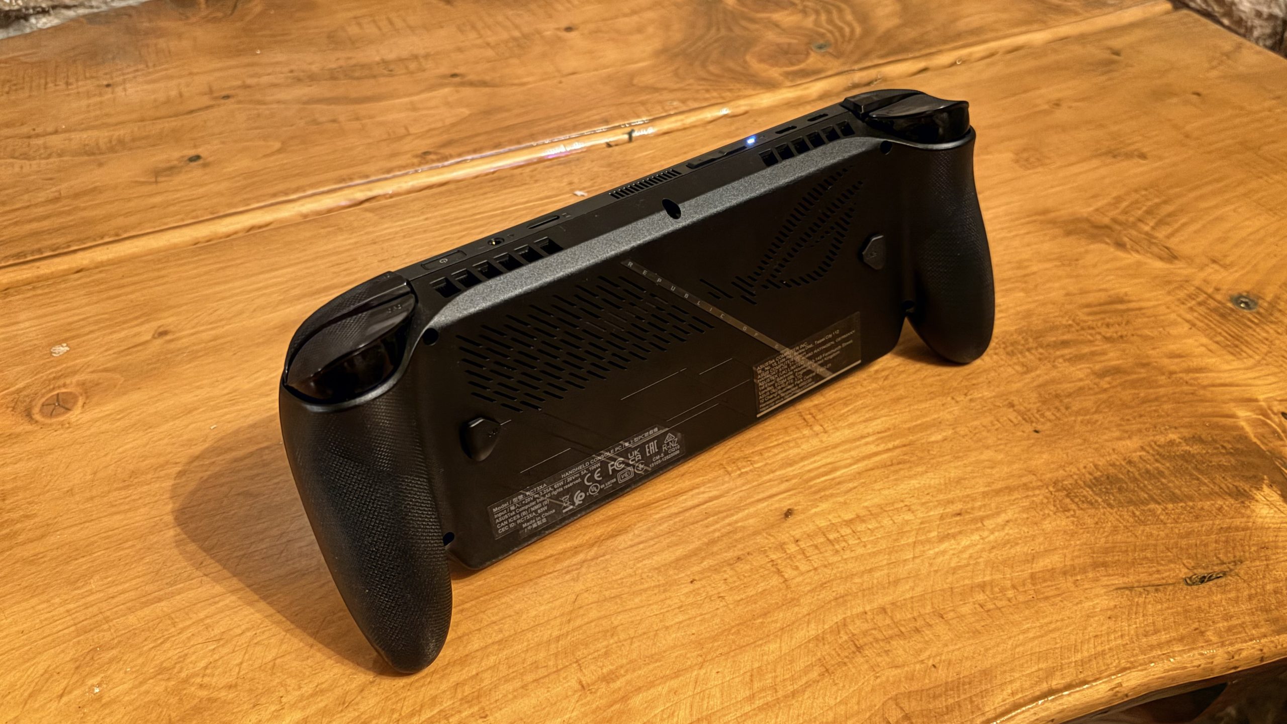 ROG Xbox Ally X se manevrează cu ușurință și se simte confortabil în mână