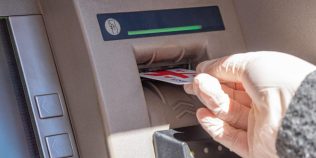 Când intră banii de pensie pe card: anunţul făcut de autorităţi pentru milioane de români. ”Au fost transferaţi”