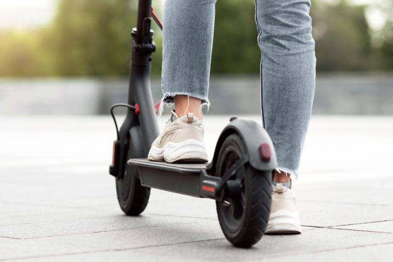 Singura situaţie în care ai voie să transporţi un copil cu trotineta electrică. Ce spune legea din România