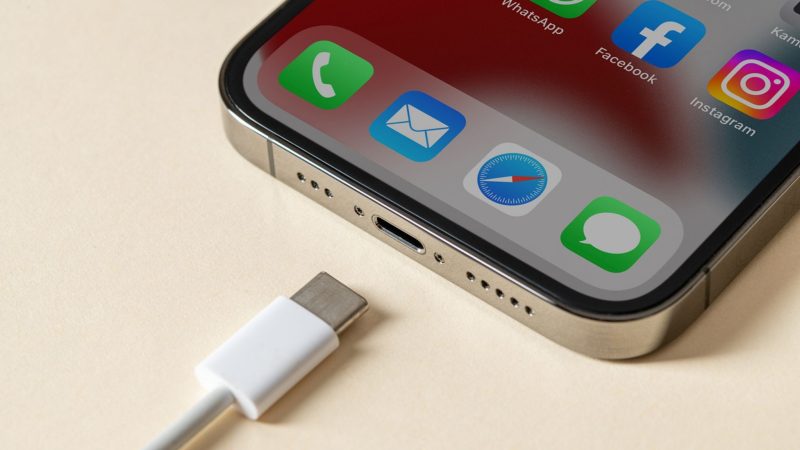 Cablul care îți poate salva telefonul: cum alegi corect între USB-C, Lightning și USB-A
