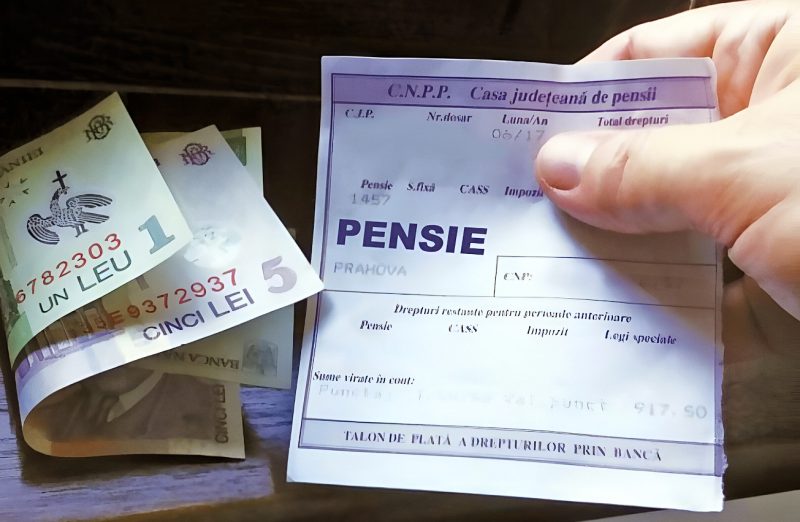 Pensionar verificând documente financiare acasă, ilustrând ajutor pensii mici și prag eligibilitate pentru sprijin financiar pensionari în 2026. | sursa foto: PlayTech