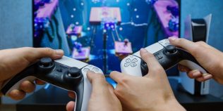 Sony aduce AI-ul de pe PS5 Pro și pe PS5 standard. Două jocuri primesc deja noul QSSR
