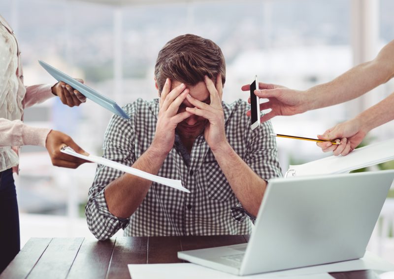 Angajat relaxându-se într-un spațiu luminos de birou, simbolizând concediu refacere profesională pentru prevenire burnout și epuizare profesională. | sursa foto: PlayTech