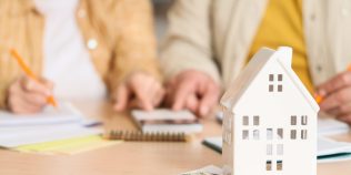 Ce faci dacă dezvoltatorul imobiliar intră în insolvență: sfaturi importante pentru cumpărătorii de locuințe