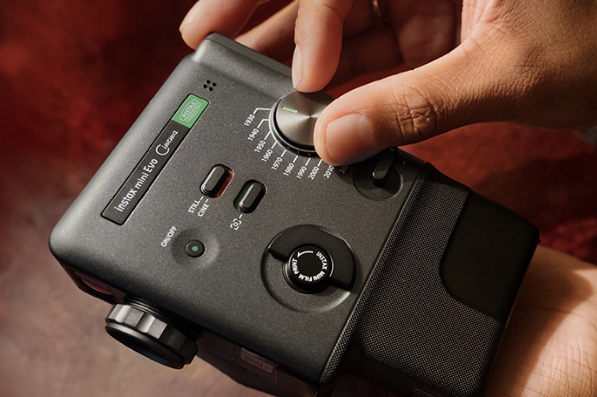 Instax mini Evo Cinema: camera Fujifilm care arată ca un Single-8 din ...