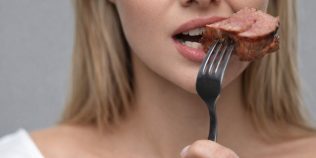 Cina mai devreme ar putea proteja creierul: intervalul alimentar asociat cu o memorie mai bună, conform specialiștilor