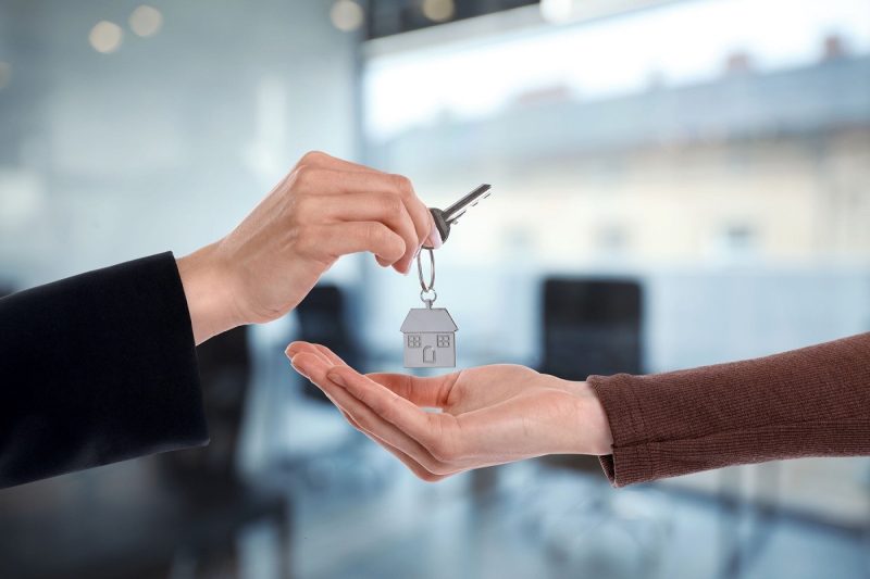 Este bine sau nu să stai în chirie? Sfatul experţilor financiari: „Nu trebuie să te grăbeşti”