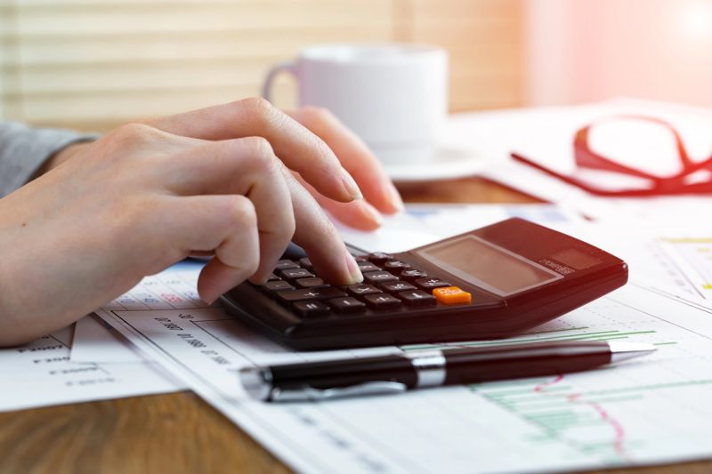 Factura la electricitate scade și la jumătate dacă schimbi furnizorul, însă puţini români fac asta. Compania care a câştigat cei mai mulţi clienţi în 2025