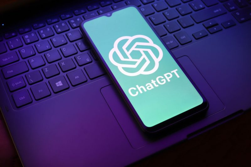 OpenAI pregătește o funcție sensibilă pentru ChatGPT: contact de încredere în caz de posibilă criză mintală