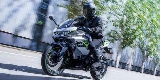 Motocicletele electrice de la Kawasaki vor fi modulare, iar trucul nu va rezolva doar problema bateriilor interschimbabile