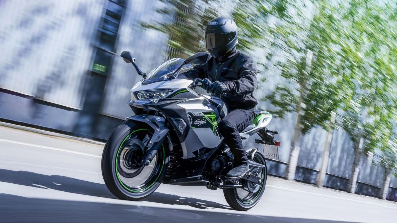Motocicletele electrice de la Kawasaki vor fi modulare, iar trucul nu va rezolva doar problema bateriilor interschimbabile