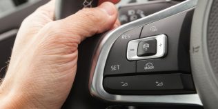 Cruise control adaptiv frânează prea agresiv: setări de distanță și sensibilitate, cum îl domolești