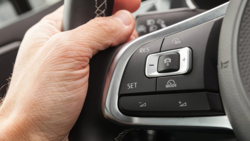Cruise control adaptiv frânează prea agresiv: setări de distanță și sensibilitate, cum îl domolești