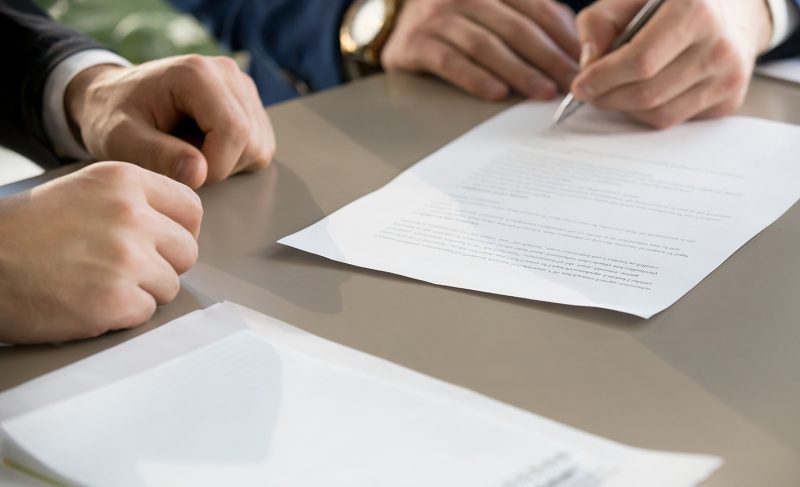 Adeverința de vechime, motiv de amenzi usturătoare. Ce faci dacă nu ți-o eliberează firma și ce se schimbă