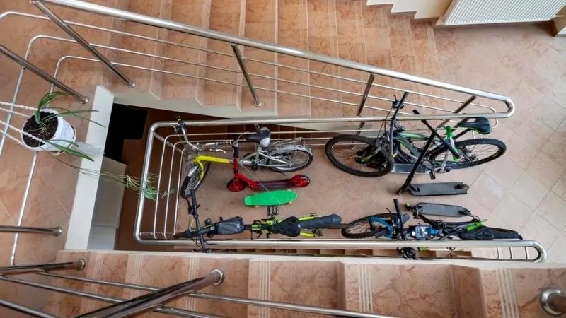 Ai voie să depozitezi biciclete pe casa scării? Ce spune legea