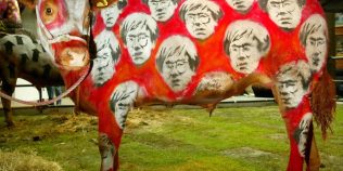 Identitatea celebrului artist stradal Banksy a fost dezvăluită. Cine este omul din spatele pseudonimului și cum arată