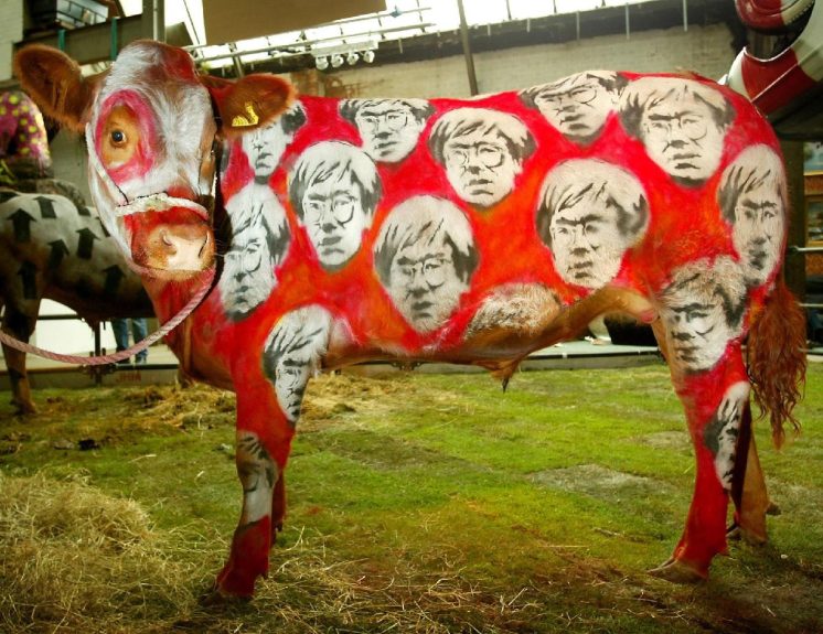 Identitatea celebrului artist stradal Banksy a fost dezvăluită. Cine este omul din spatele pseudonimului și cum arată