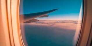 Bilete de avion mai scumpe în 2026: Primele companii aeriene care au anunțat majorarea tarifelor, după dublarea prețului kerosenului