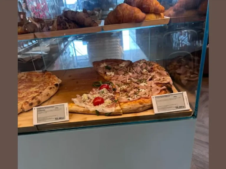 Cât a ajuns să coste o pizza pe aeroportul din Otopeni: şi străinii se uită ciudat la preţurile exagerate