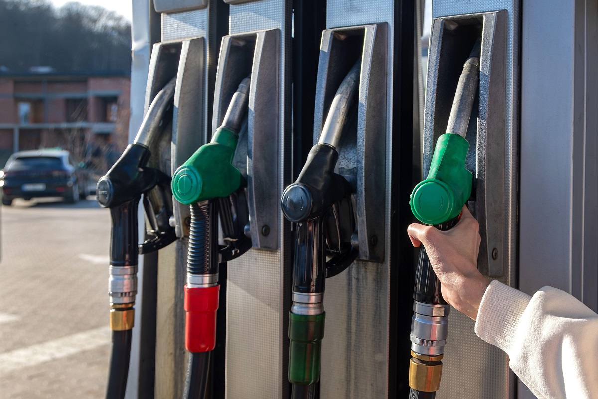 Api Benzina Cât ar putea să scadă prețul carburanților după intervenția statului ...