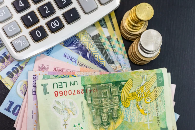 Cât te costă dacă plătești doar suma minimă la cardul de credit. Exemplu pentru o datorie de 5.000 de lei